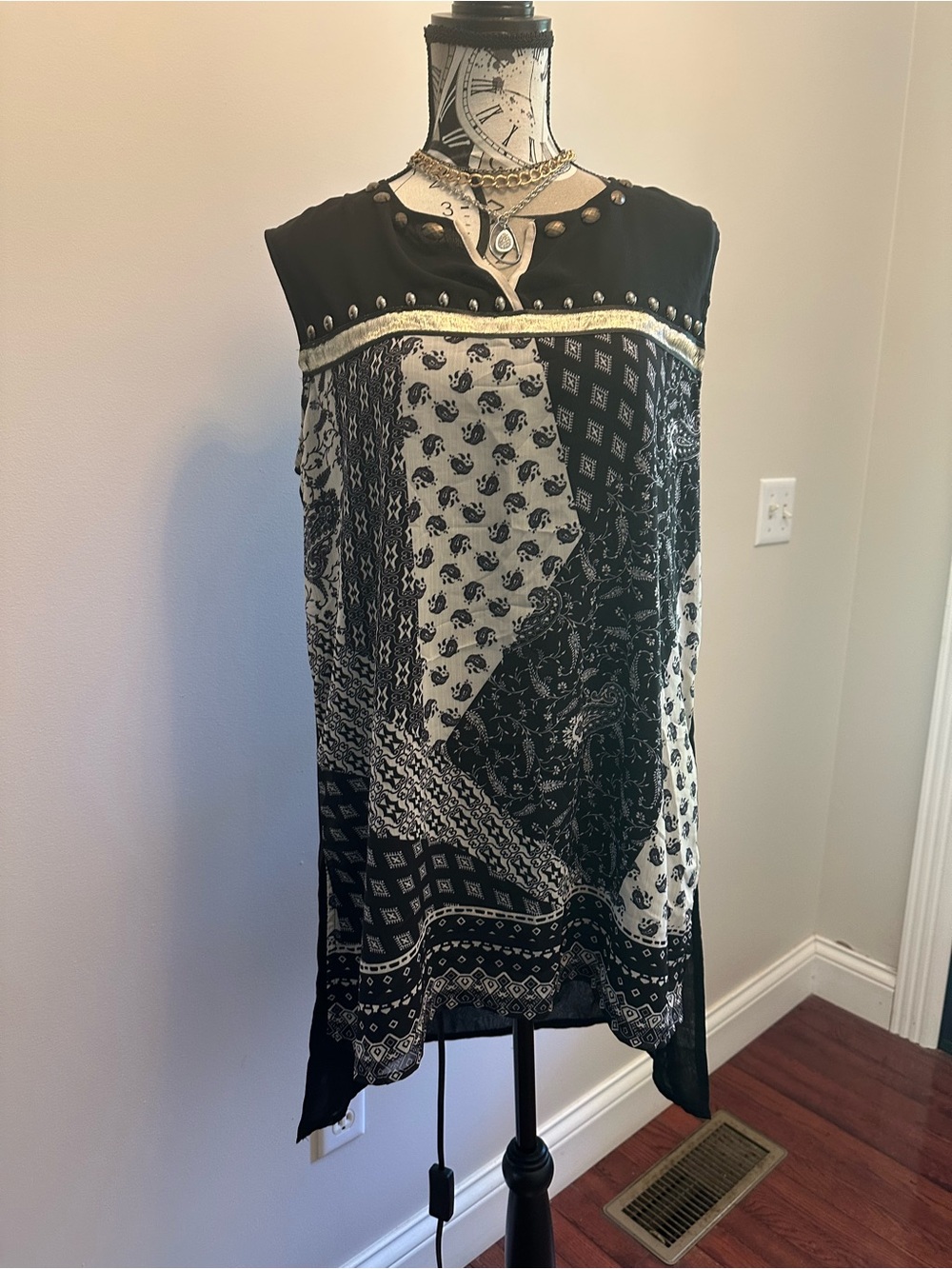 V ChristinaBlack & White Patchwork Paisley Sleeveless Tunic with Studs